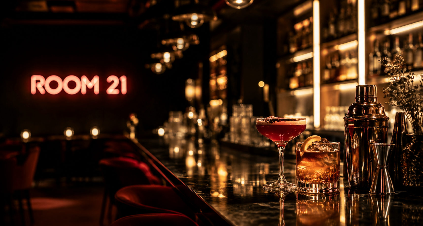 interieur van Room 21 cocktailbar met sfeerverlichting
