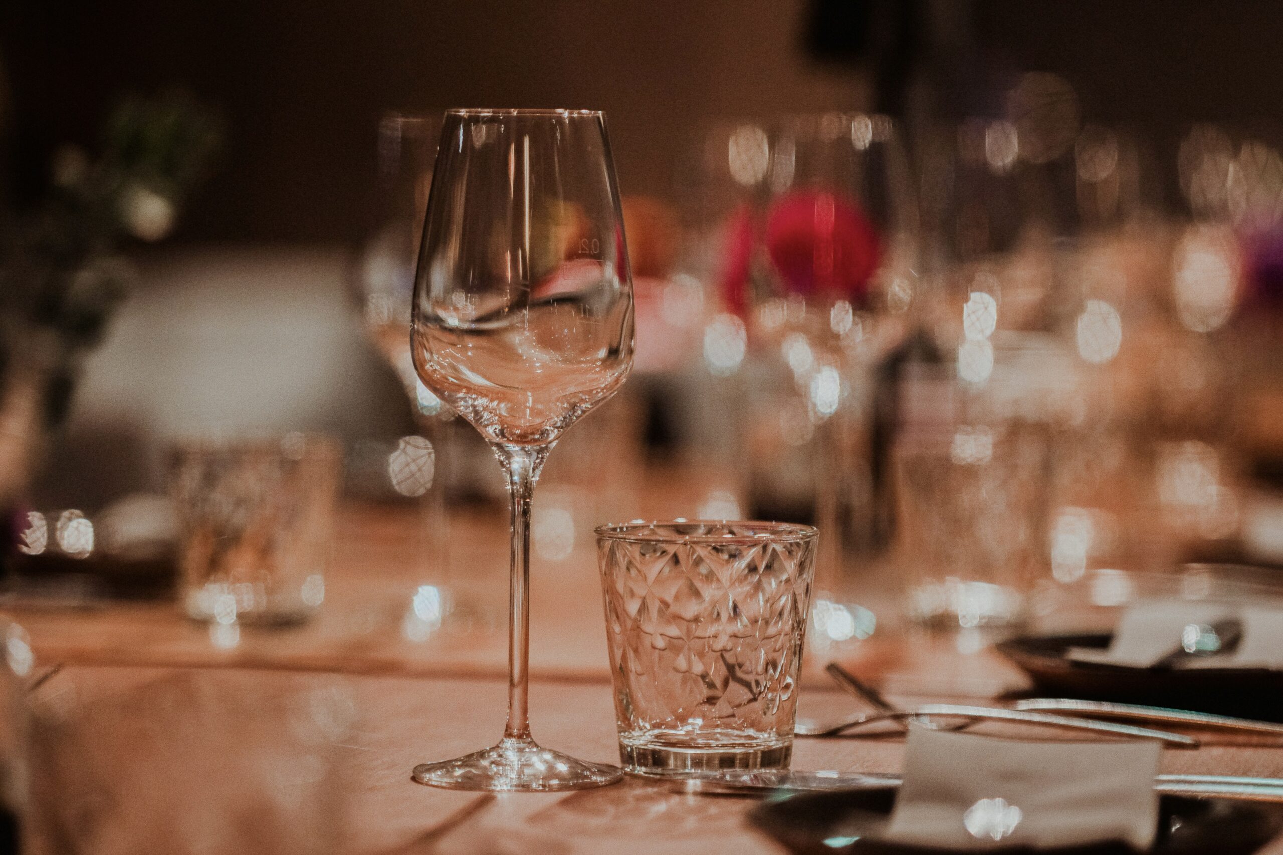 gedekte tafel voor privé-evenement in cocktailbar Room 21