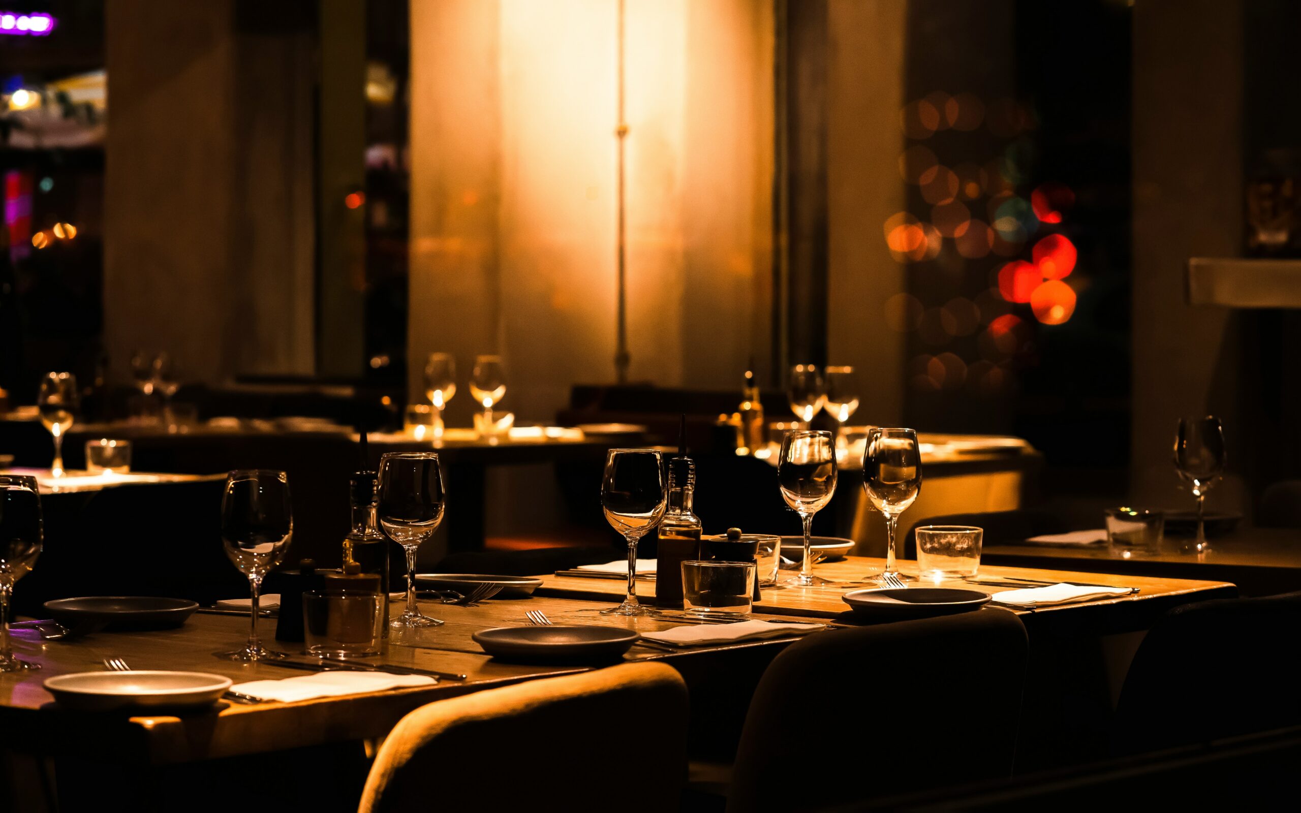 gedekte tafel voor privé-evenement in cocktailbar Room 21